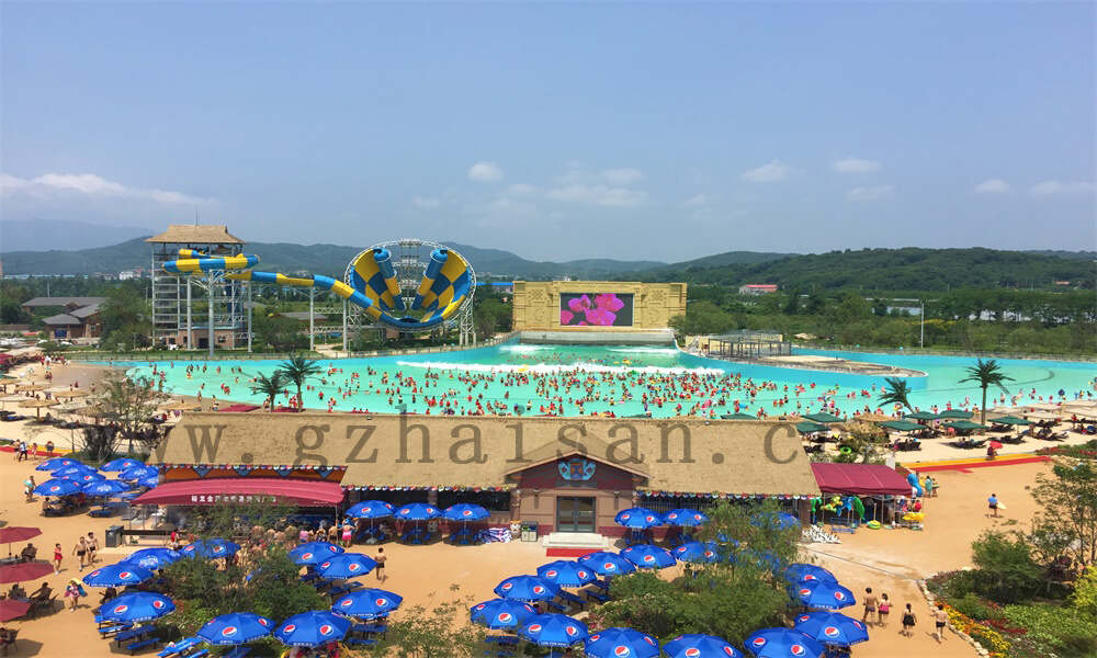 水上滑滑梯乐园，尽情畅玩