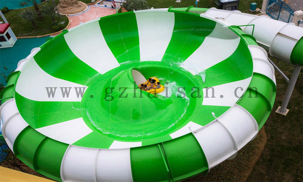 畅享户外水滑梯乐趣，亲子嬉水新地标