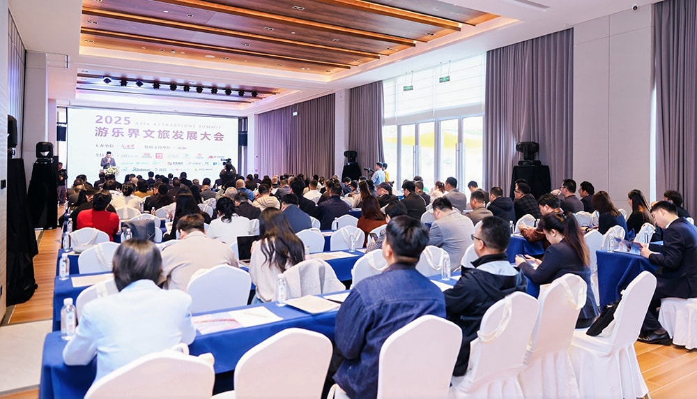 科技铸就非凡体验，专业成就行业标杆——jinnianhui今年会游乐荣膺2025金冠奖“杰出水滑道设备奖”