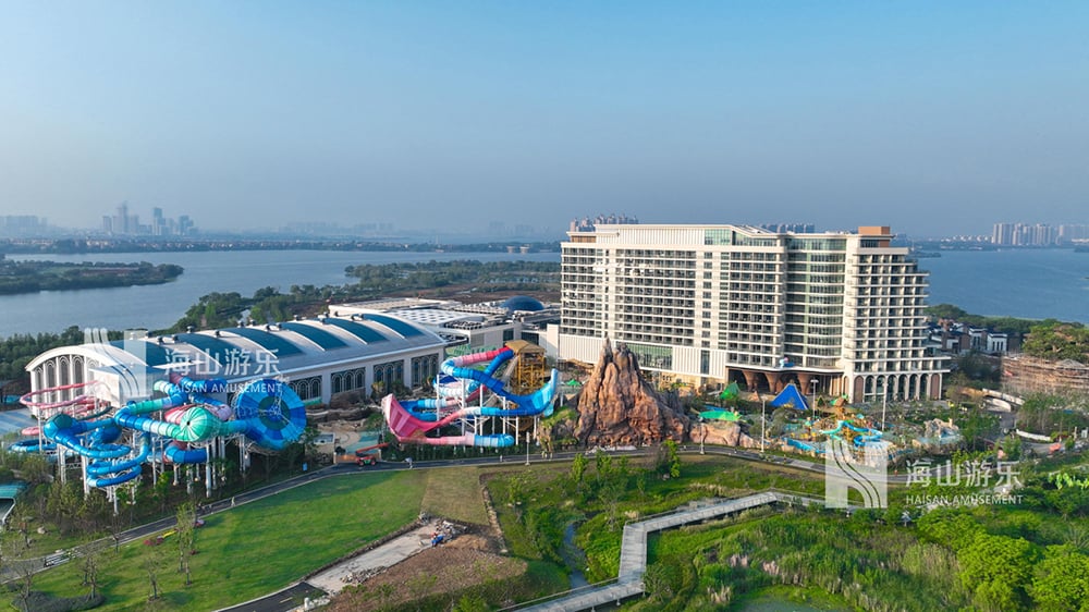 科技铸就非凡体验，专业成就行业标杆——jinnianhui今年会游乐荣膺2025金冠奖“杰出水滑道设备奖”